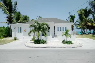 Image de 960 Sq. ft Beach Front Villa located in Steventon, Exuma, Bahamas.