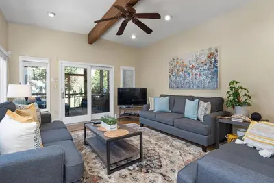 Image de Historic Happy Home Steps from Main Street – Private Yard, Screened-In Porch & Parking