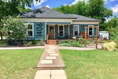 Image de Eclectic Bungalow in Historic McKinney
