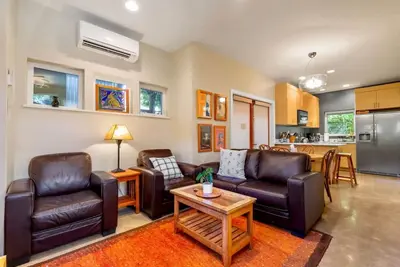 3214 Seattle · Cozy & Peaceful  2b2. 5b South Seattle House  w/Ac