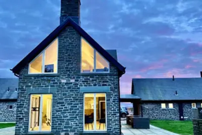 Image de Stylish contemporary lodge on working deer farm, sleeps 12-14, plus 2 infants.