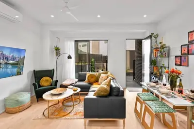 Image de StayCentral - Boulevard Gardens (Coburg) - Sacramento Way, Coburg - 3 Bedrooms, 4 Beds, 2 Bathrooms, 2 secure undercover parking spots.