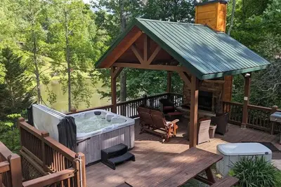 Image de CaBEARnet Creek - hot tub, pet friendly, fire pit