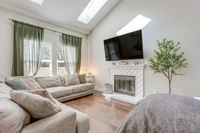 Image de 6 Mi to Dtwn: Arvada Home w/ Hot Tub & Yard