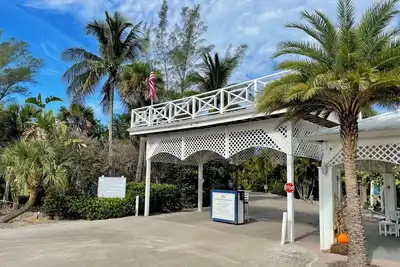 Image de Available For Your Winter Vacation! Close to Pool and Gulf C2422b