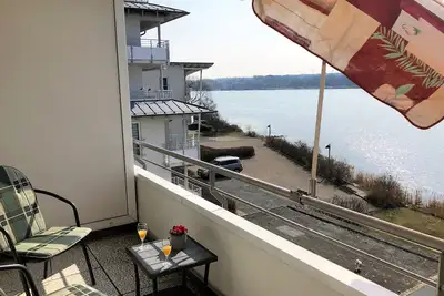 Small apartment with balcony and direct view of the lake on the 2nd floor