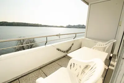 Cozy lake view apartment with south-facing balcony & single beds