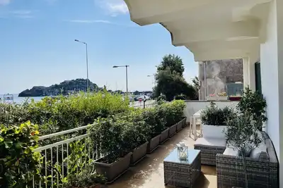 Image de Elegant and bright apartment with terrace on the waterfront of Aci Trezza