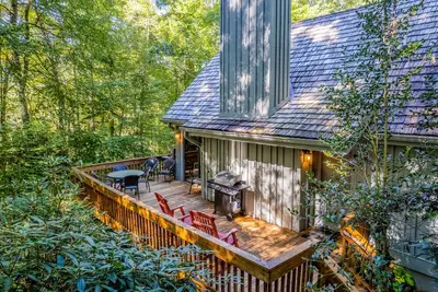 Image de Dog-friendly woodland home with deck, & forest/mountain views  - near golf/town