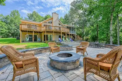 Image de Beautiful lakefront home with large deck, firepit, dock