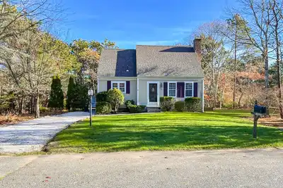 Image de Quintessential Cape Cod Home. Beautiful Beaches, Chip Shot to Golf and Town