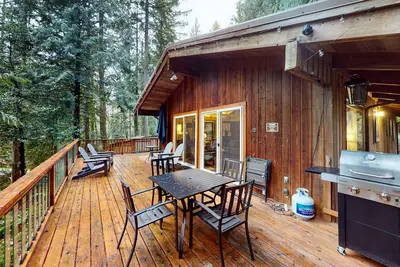 Secluded dog-friendly cabin with two fireplaces, washer/dryer, deck & firepit