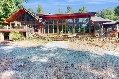 Image de Custom riverfront retreat with private pond, dock, firepit & outdoor living