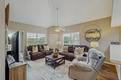 Image de Golf course view condo with sunroom, washer/dryer & pool