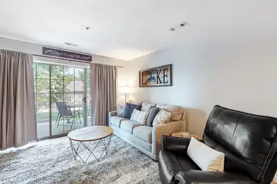 Image de Comfortable ground-floor condo with an electric fireplace & washer/dryer