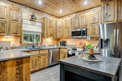 Image de Newly-built cabin with seasonal mountain views, a private hot tub and fireplaces