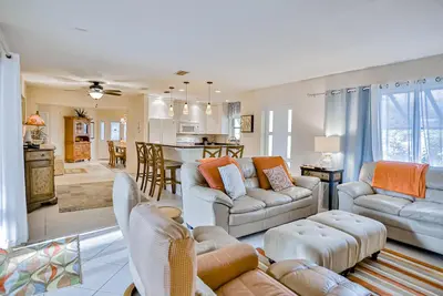 Image de Dog-friendly home 2 blocks from the beach with kayaks, Sup, bikes & patio