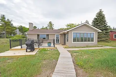 Image de Beachfront cottage with Lake Michigan views, fireplace, gas grill, firepit, deck