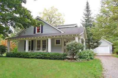 Image de Charming home near Glen Arbor with a porch, gas grill, lake views, & Ac