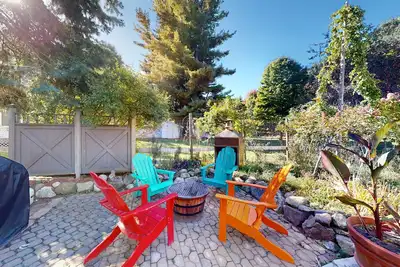 Image de Updated historical cottage near the beach with a fireplace, washer/dryer, Ac