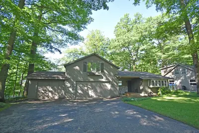 Image de Lakefront home on Little Glen Lake with fireplace, deck, gas grill, and firepit