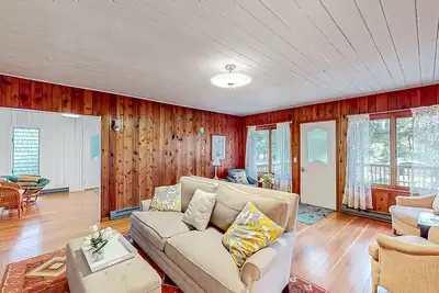 Image de Dog-friendly downtown Glen Arbor home with deck, gas grill, and washer/dryer
