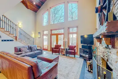 Image de Newly remodeled waterfront home on Little Glen Lake with deck, gas grill, Ac