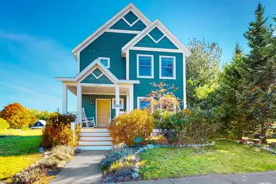 Image de Adorable farmhouse style home with washer/dryer, central Ac, deck - near lake
