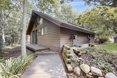 Image de Downtown cottage with nearby beach access, a grill, deck, & washer/dryer