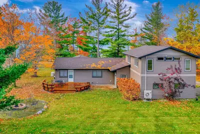Image de Spacious, airy home near Little Glen Lake with gas grill, deck, and new firepit
