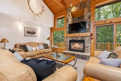 Image de Secluded Spacious Cabin with Large Bedrooms and Huge Deck & Screen Room