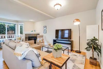 Image de Perch - Walk to Lake Union! Spacious 3br/3. 5ba w/ Garage