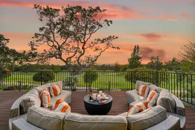 Enjoy a glass of wine & watch Napas stunning sunsets from sofa on huge deck! 3ba