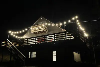 Image de Newly renovated cabin on 4 acres. Large deck, pool & ping pong table, fire pit!