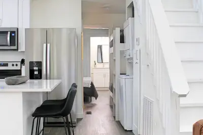 Image de Tiny Home in the woods with Hot tub, swing and hiking trails