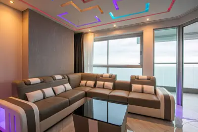 Image de Visitors Allowed. Super Modern 3br Futuristic Illuminato Apt