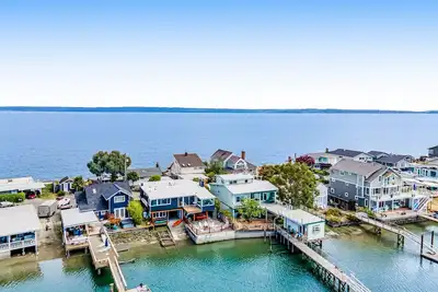 Image de Amazing waterfront home with 360-degree views, chef’s kitchen, game room, patio