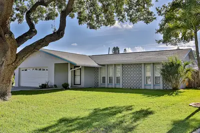 Image de Modern coastal getaway with pool, enclosed yard, grill & outdoor bar