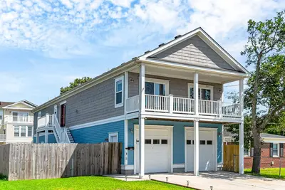 Image de Minutes to the Beach! 3 Br 2 Ba Huge Home- Fenced Yard- Dogs Ok!