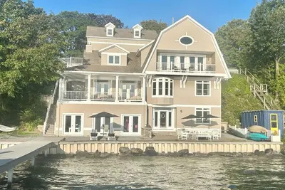 Image de Your dream vacation on gorgeous Seneca Lake! ! Luxury lakeside living!