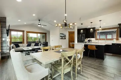 Image de New! Single family home w/ Rooftop Deck & Salt Water Hot Tub