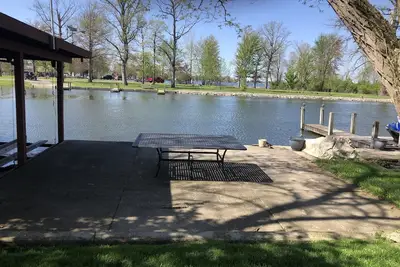 Image de Beautiful Lakefront 3-bedroom 3 full bath home + large play yard; Sleeps 8!