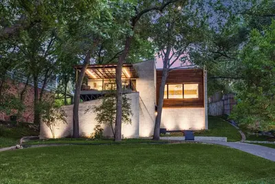 Image de Architectural gem with treetop view & SwimSpa 6min to Bishop Arts, 15 to Downtow