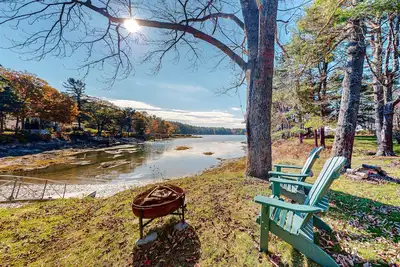 Image de Newly renovated waterfront dog-friendly cottage with dock, patio, & washer/dryer