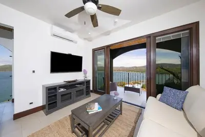 Beautiful ocean view condo, Infinity Pool, Breakfast included