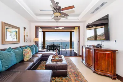 Beautiful ocean view condo, Infinity Pool, Breakfast included