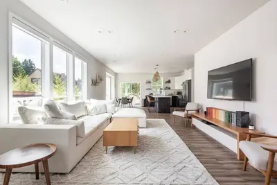 Modern Home in Walkable Neighborhood, Bbq + Patio!