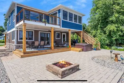 Image de Cheerful Sister Lakes 4 Bdr Lake Hse w/ Hot tub.