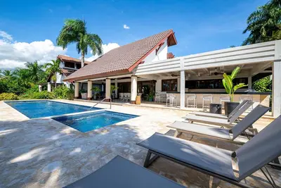 Image de Casa Carter! 5 bedroom villa with pool, jacuzzi, outdoor Bbq & staff