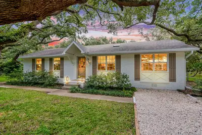 Image de Beachie Cottage with luxury Spa, steps to the beach.